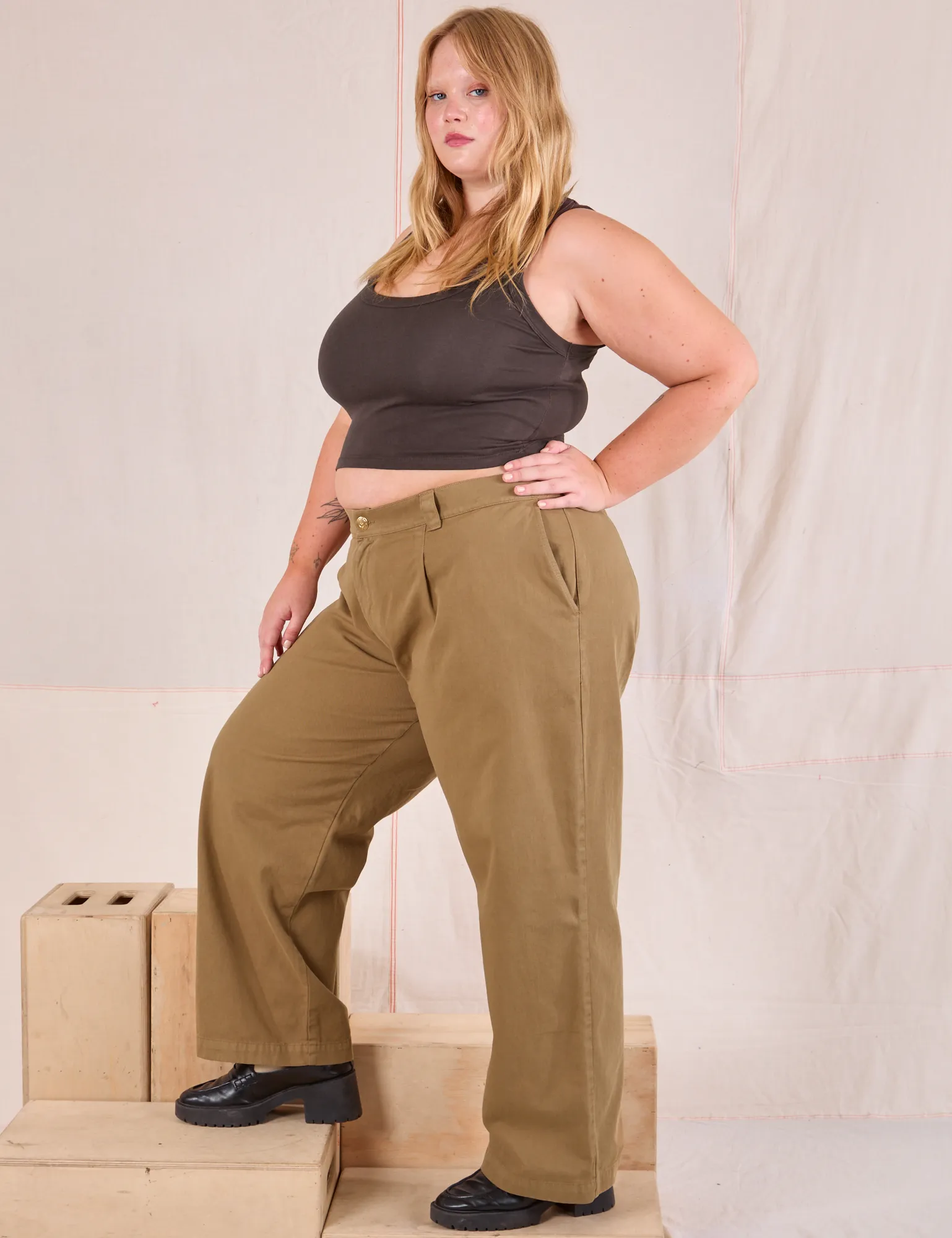 Mid-Rise Pleated Trousers - Desert Brown